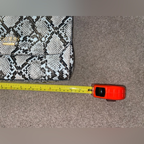faux snakeskin Guess satchel purse - Picture 3 of 13